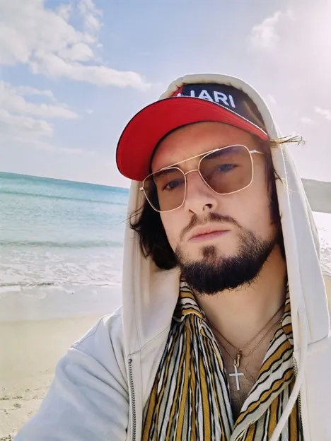 Alt: Kamil Rudawski na plaży