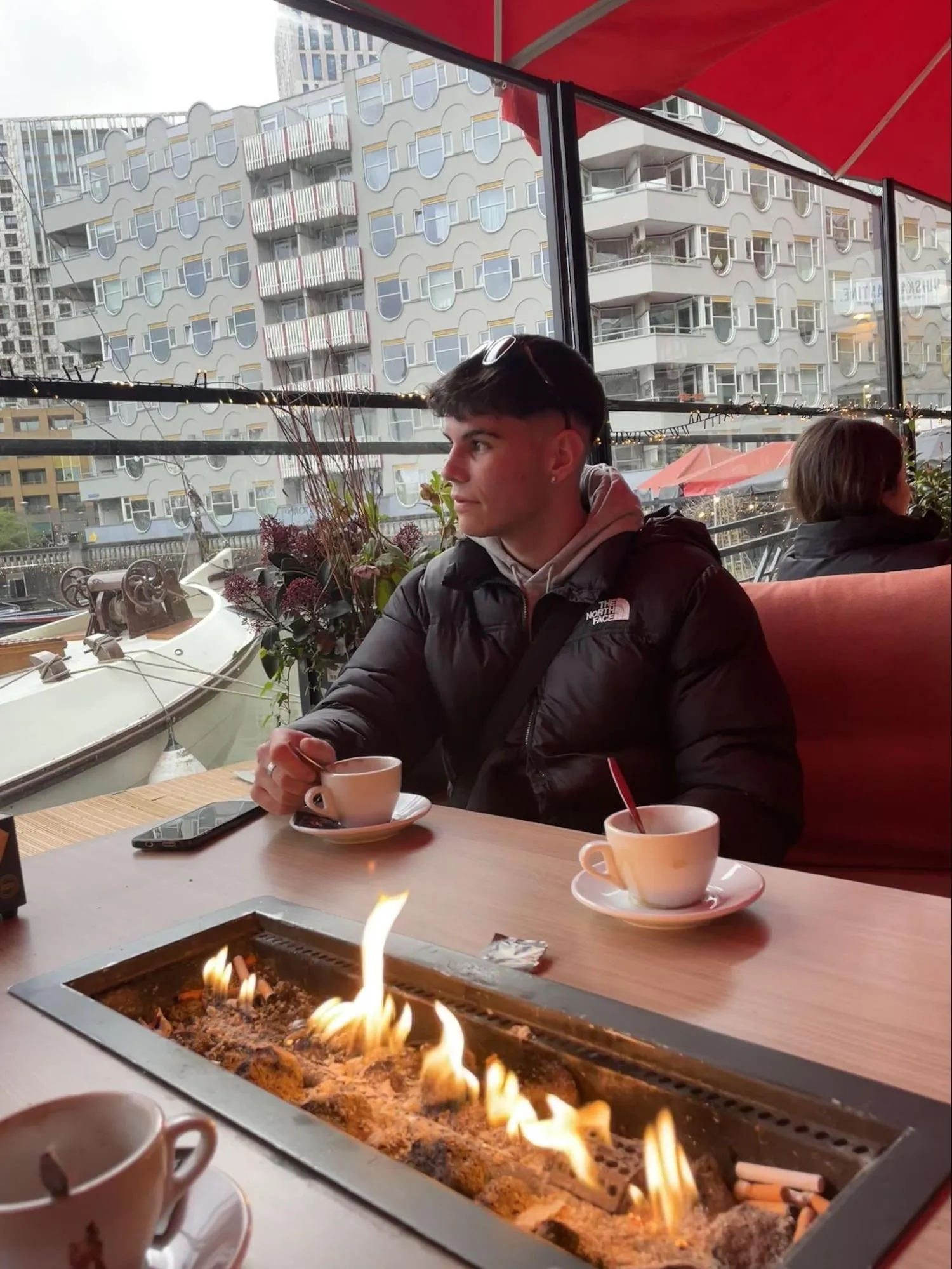 Samuel López en un restaurante Samuel López tomando café en una terraza con chimenea