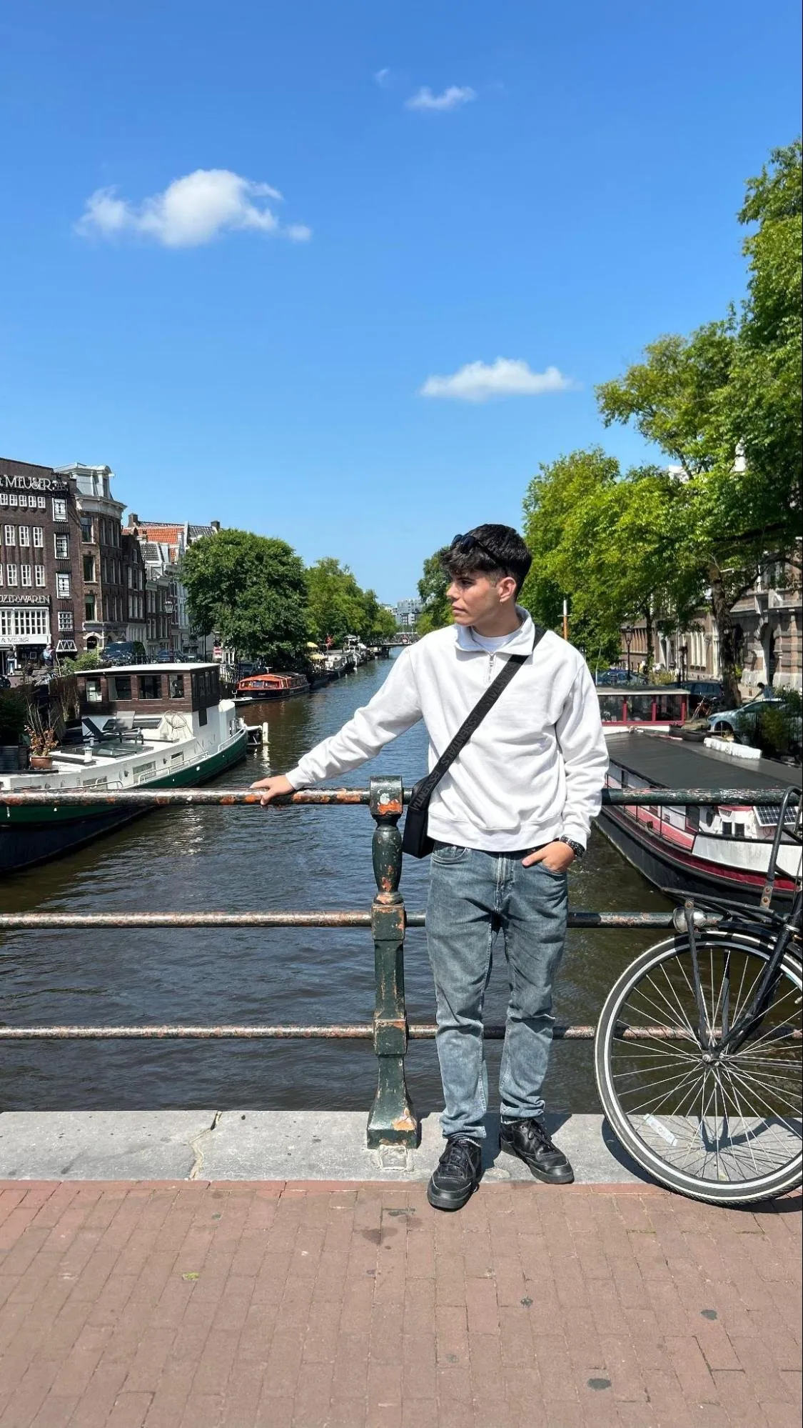 Samuel López Ámsterdam Samuel López de pie en un puente en Ámsterdam