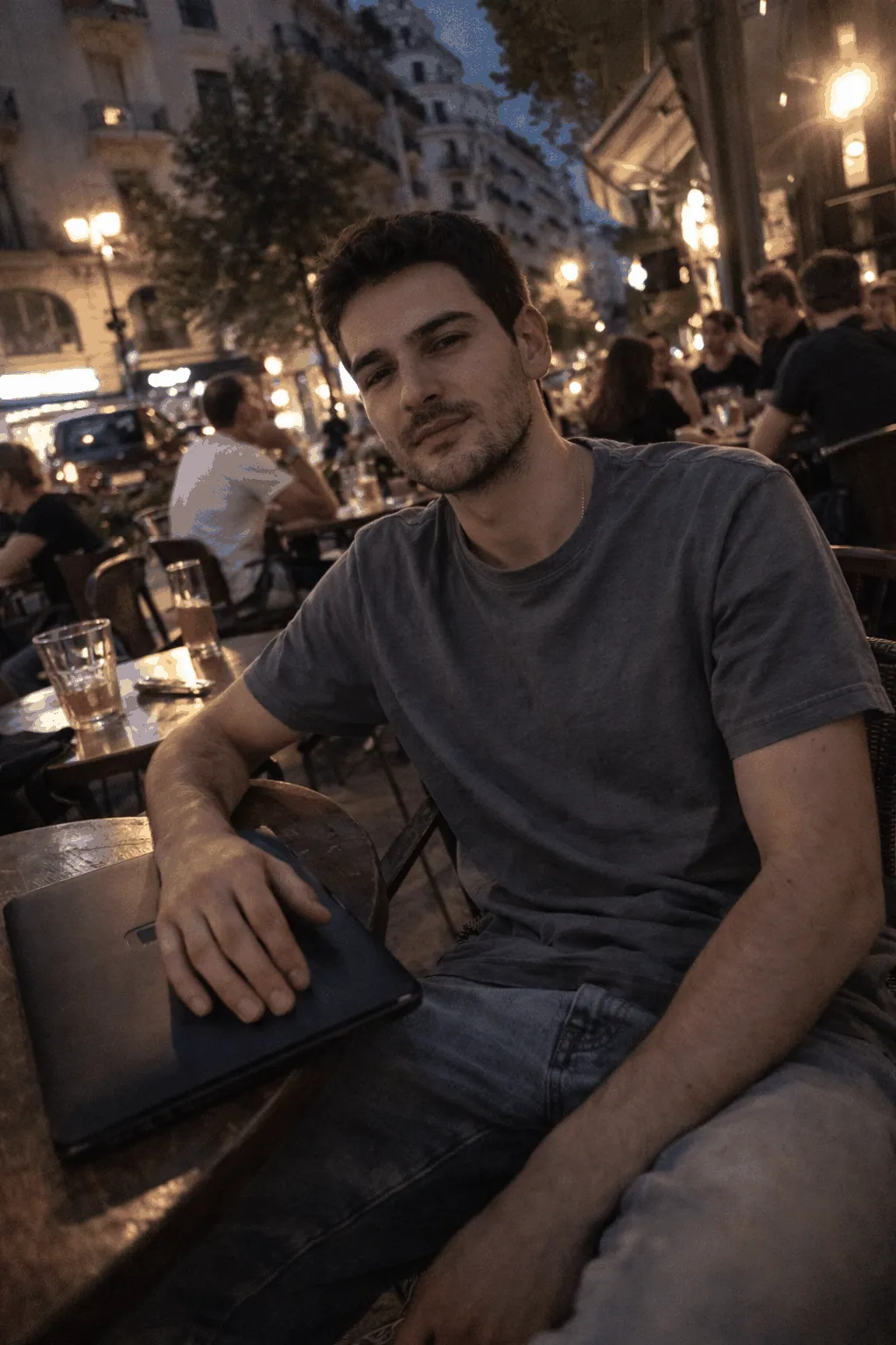 Ο Νίκος Παπαδόπουλος εργάζεται σε καφέ με το λάπτοπ του