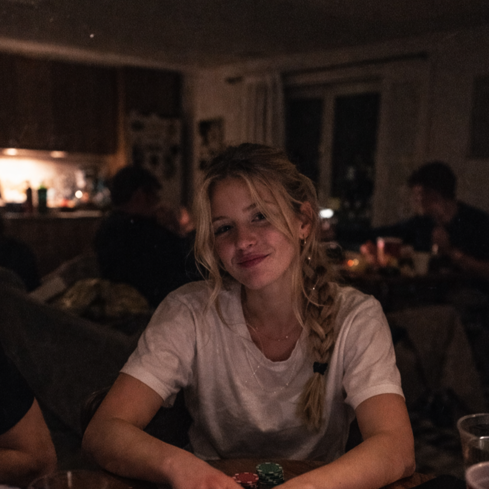 Aino Virtanen pelaa pokeria ystävien kanssa kotona