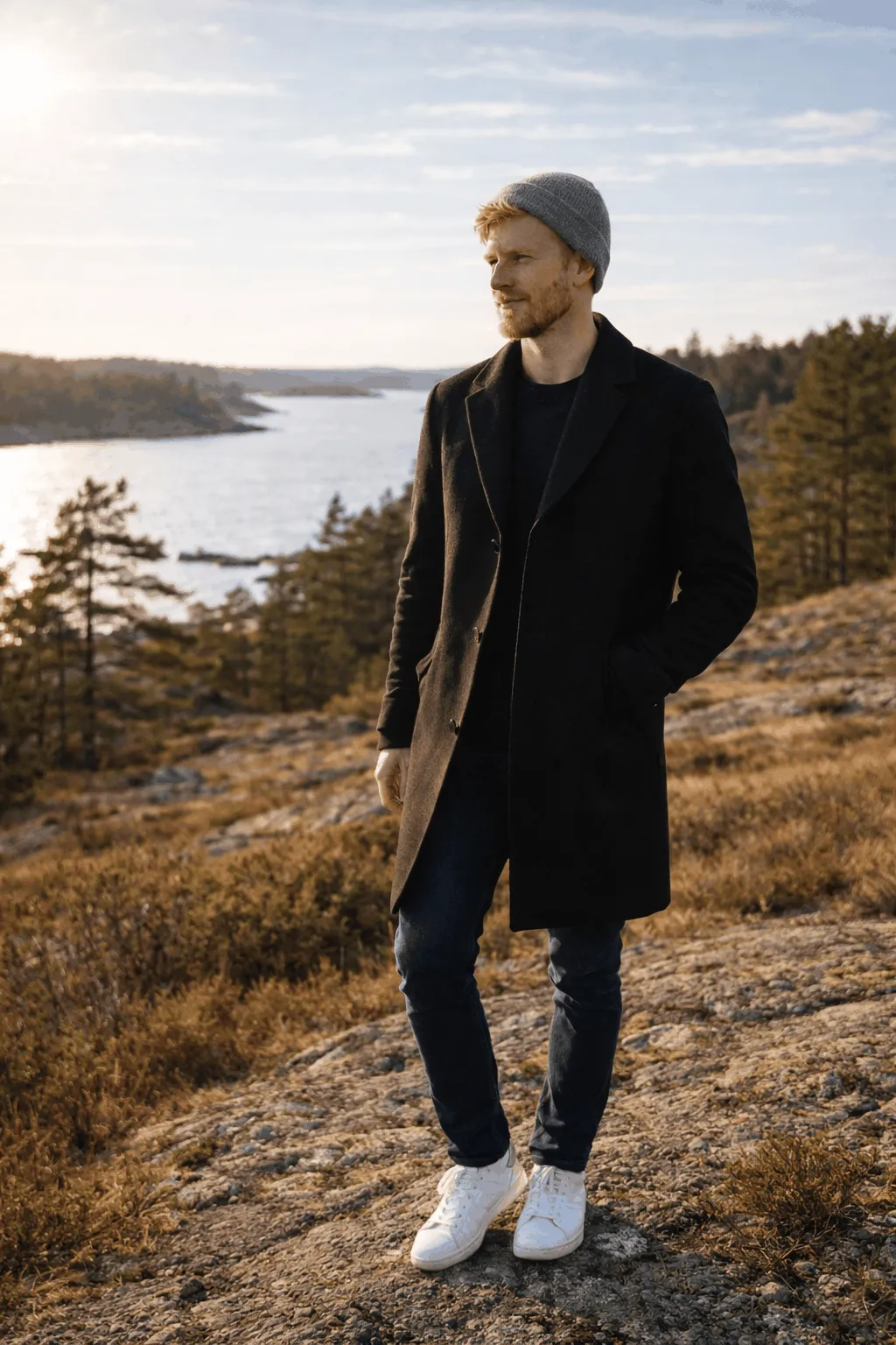 Erik Johansson står i naturen vid en sjö